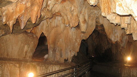 Visita por el interior de una cueva subterranea