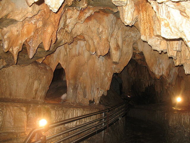 Visita por el interior de una cueva subterranea
