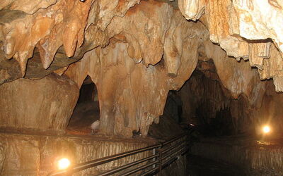Visita por el interior de una cueva subterranea