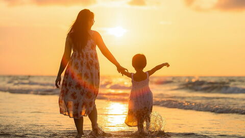 Madre e hija en una playa