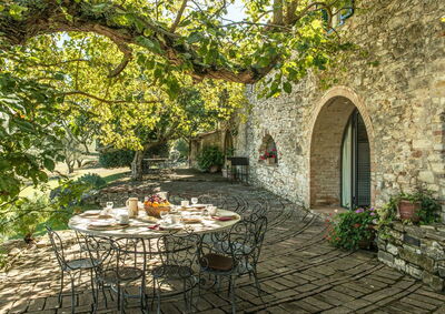 Camporempoli, mesa de patio