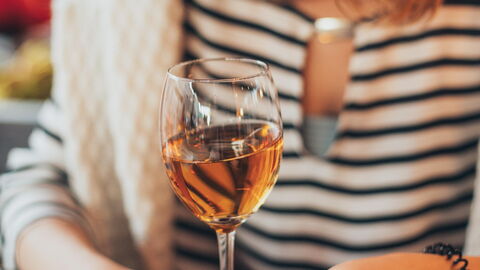 Una mujer disfrutando de un vino