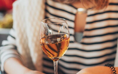Una mujer disfrutando de un vino