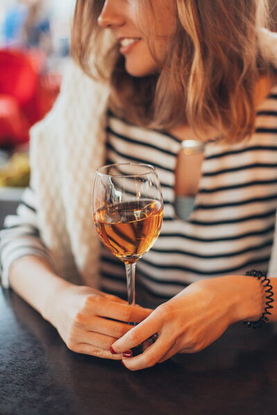 Una mujer disfrutando de un vino