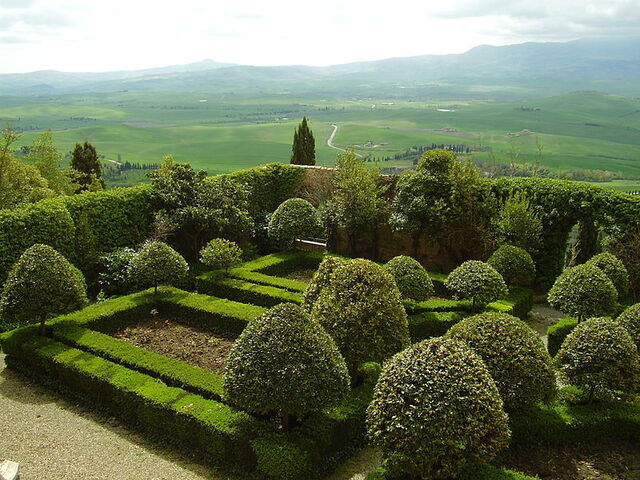 Jardines del Palacio y vista de Val d'Orcia