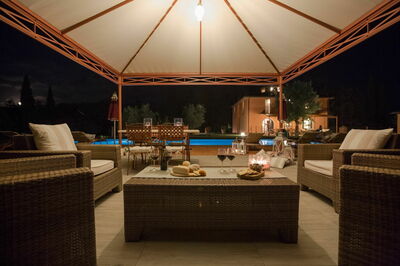 Villa Lestra de noche