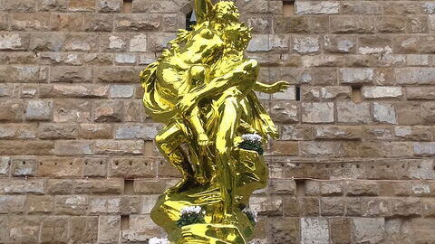 Obra de Koons fuera del Palazzo Vecchio