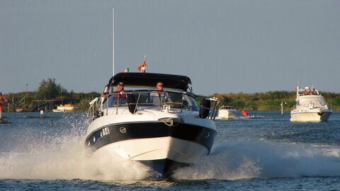 Barco de alta velocidad en la Toscana