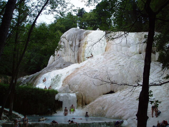 Bañistas en Bagni San Filippo