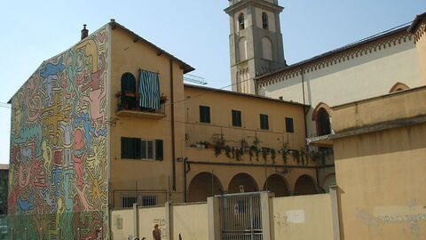 Tuttomondo de Haring en un lado de San Antonio en Pisa