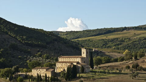 Vista de una pequeña iglesia en la Toscana