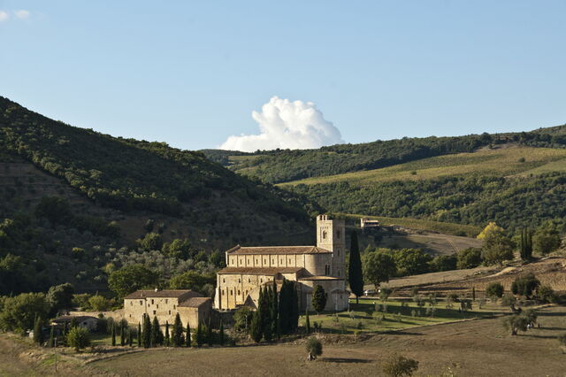 Vista de una pequeña iglesia en la Toscana