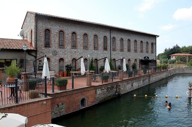 Disfrutando de la piscina en Venturina Terme