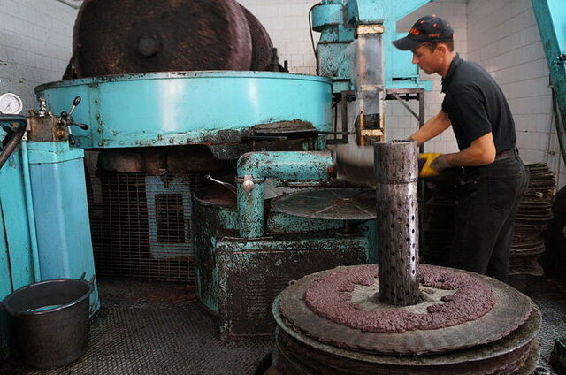 Pasta de aceite de oliva que se añade a las esteras de fibra para la extracción de aceite