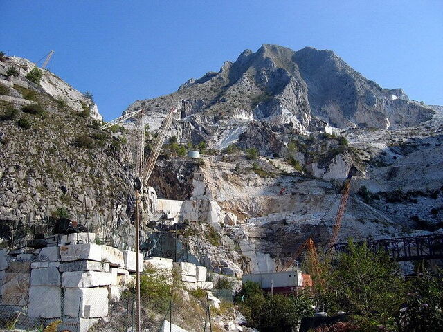Cantera de mármol blanco en Carrara