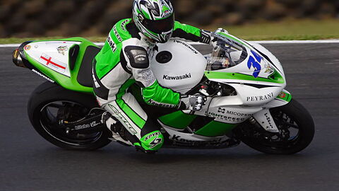 Moto en el circuito de carreras