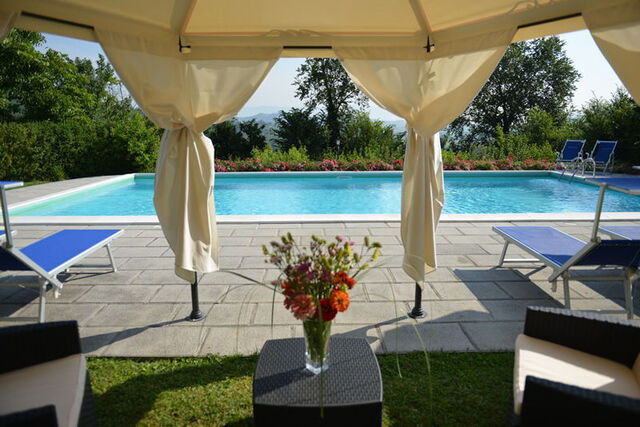 bonito chalet con piscina