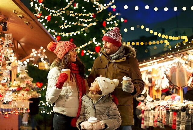 Una familia en un mercado de Navidad