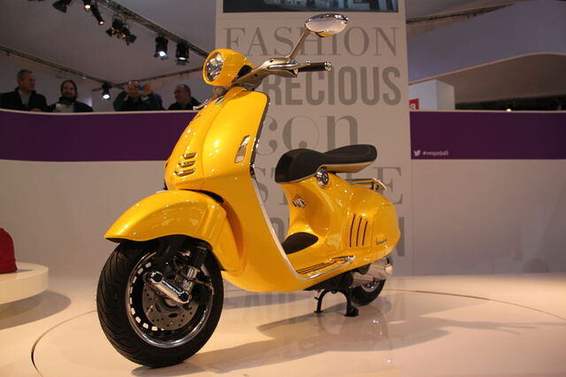 vespa amarilla moderna