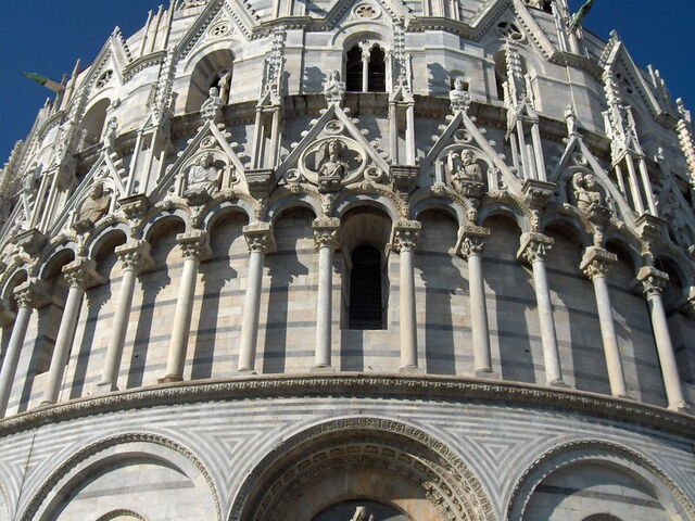 Detalle de la fachada del Baptisterio de Pisa