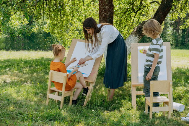 Niños pintando