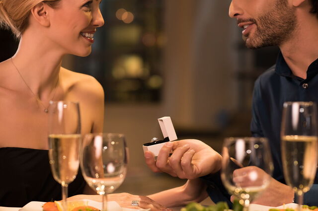 Pedir matrimonio durante la cena