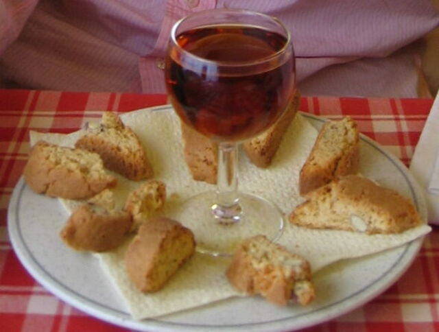 Cocina local, cantuccini y vino