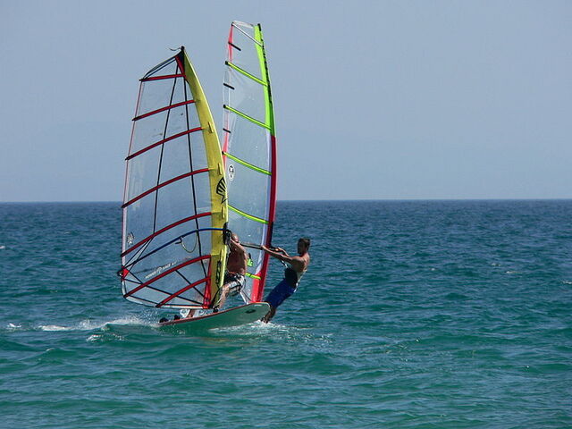 Windsurfing en la costa de la Toscana