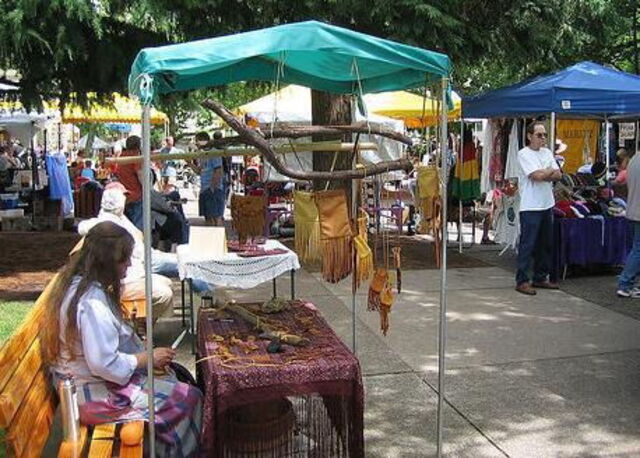 colorido mercadillo de artesanía