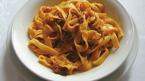 Fettuccine con salsa de ragú