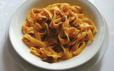 Fettuccine con salsa de ragú