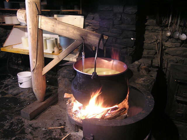 leche de oveja calentada en una cacerola