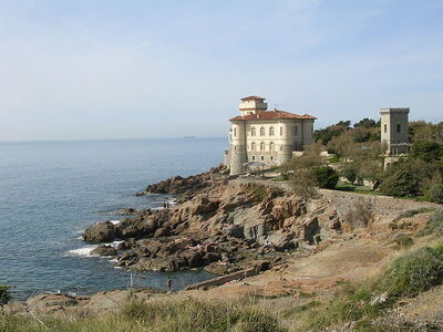 Castillo en la costa de Livorno