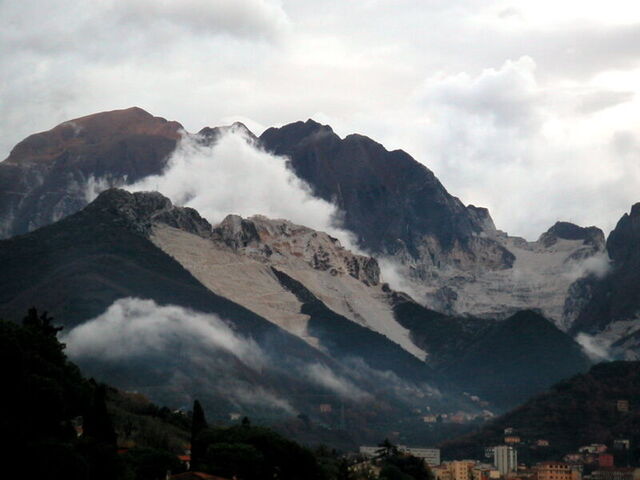 Montañas de Carrara y mármol