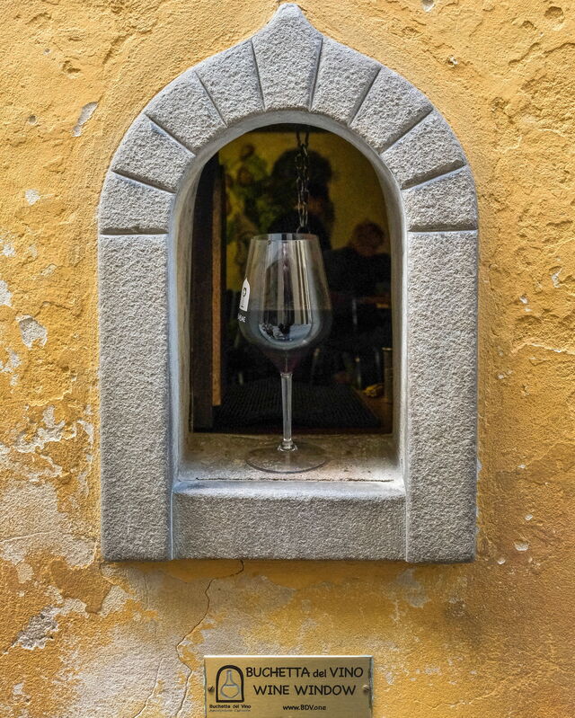 Una ventana de vinos