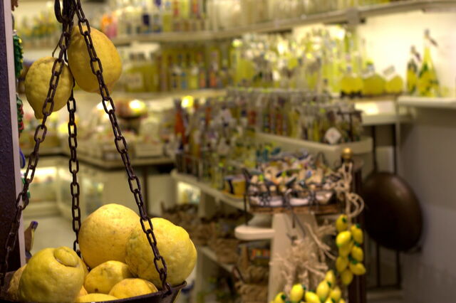 Productos de Limoncello en una tienda