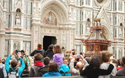 carreta a la salida de la catedral de Florencia