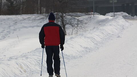 marcha nórdica en la nieve