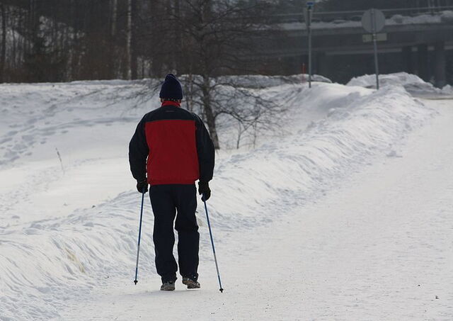 marcha nórdica en la nieve