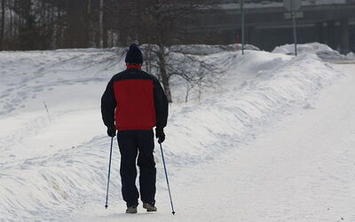 marcha nórdica en la nieve