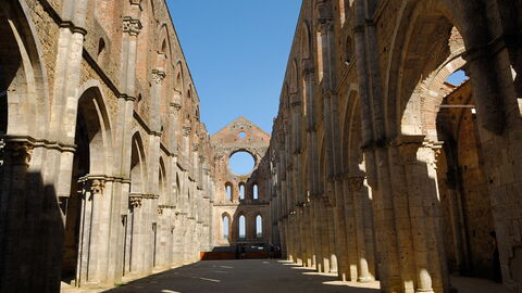 La abadía sin techo de San Galgano bajo un cielo azul