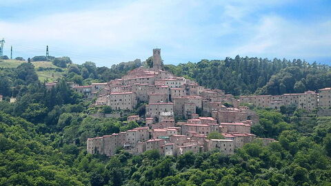 El bonito pueblo de Castelnuovo en val di cecina