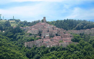 El bonito pueblo de Castelnuovo en val di cecina