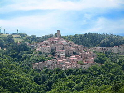 El bonito pueblo de Castelnuovo en val di cecina