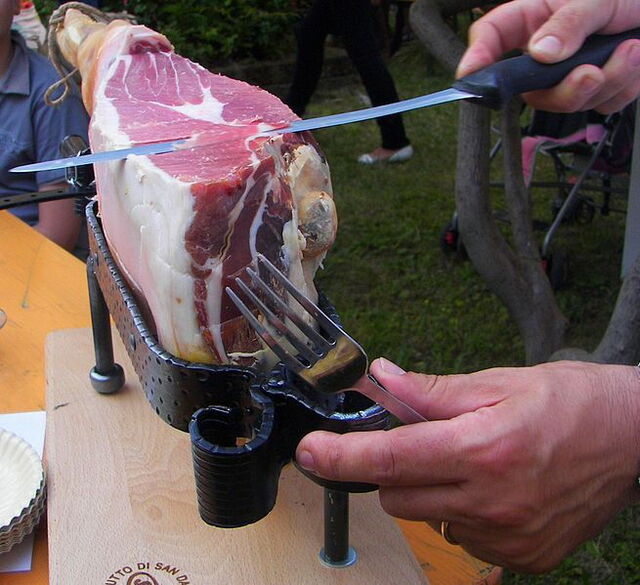 Prosciutto servido tradicionalmente