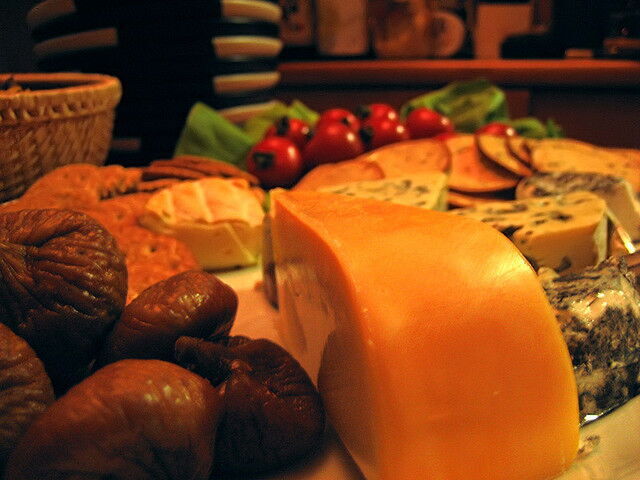 un plato de queso y fruta