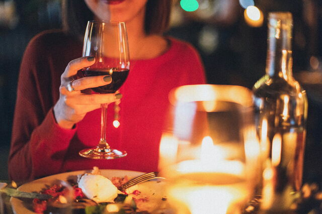 Bebiendo vino