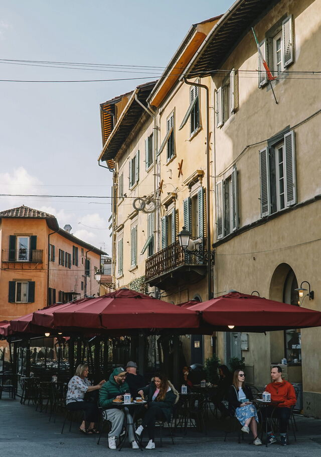 Sentado en una plaza