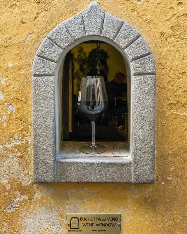 Una ventana para la venta de vinos en Florencia