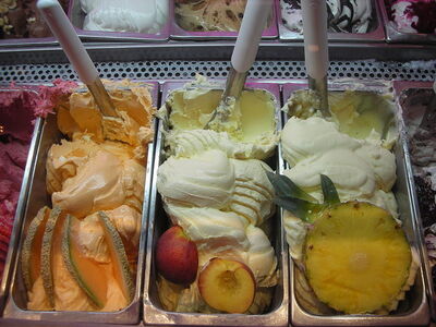 Selección de gelato en una tienda